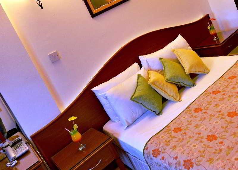 The Ship Inn Hotel Кирения Экстерьер фото